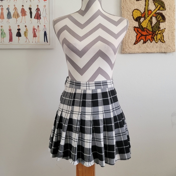 Love Tree | Black & White Plaid Pleated Mini Skirt - Picture 1 of 6